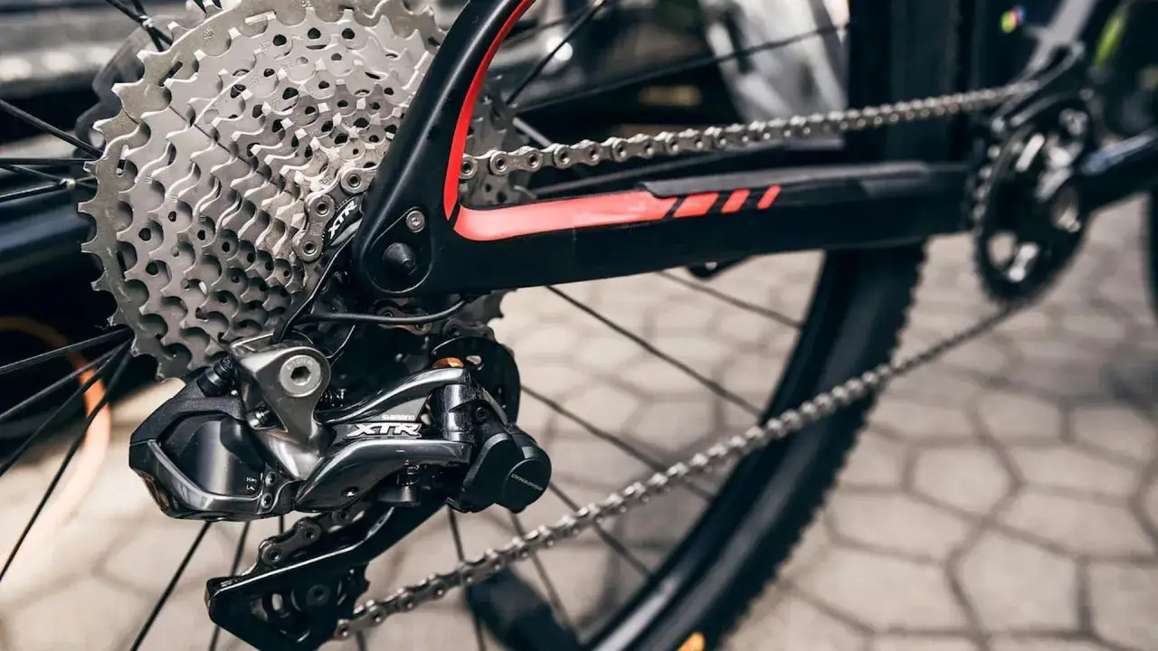 Jak zdjąć zębatkę z tylnego koła w rowerze bez klucza? Widok tylnej przerzutki Shimano XTR i kasety rowerowej.