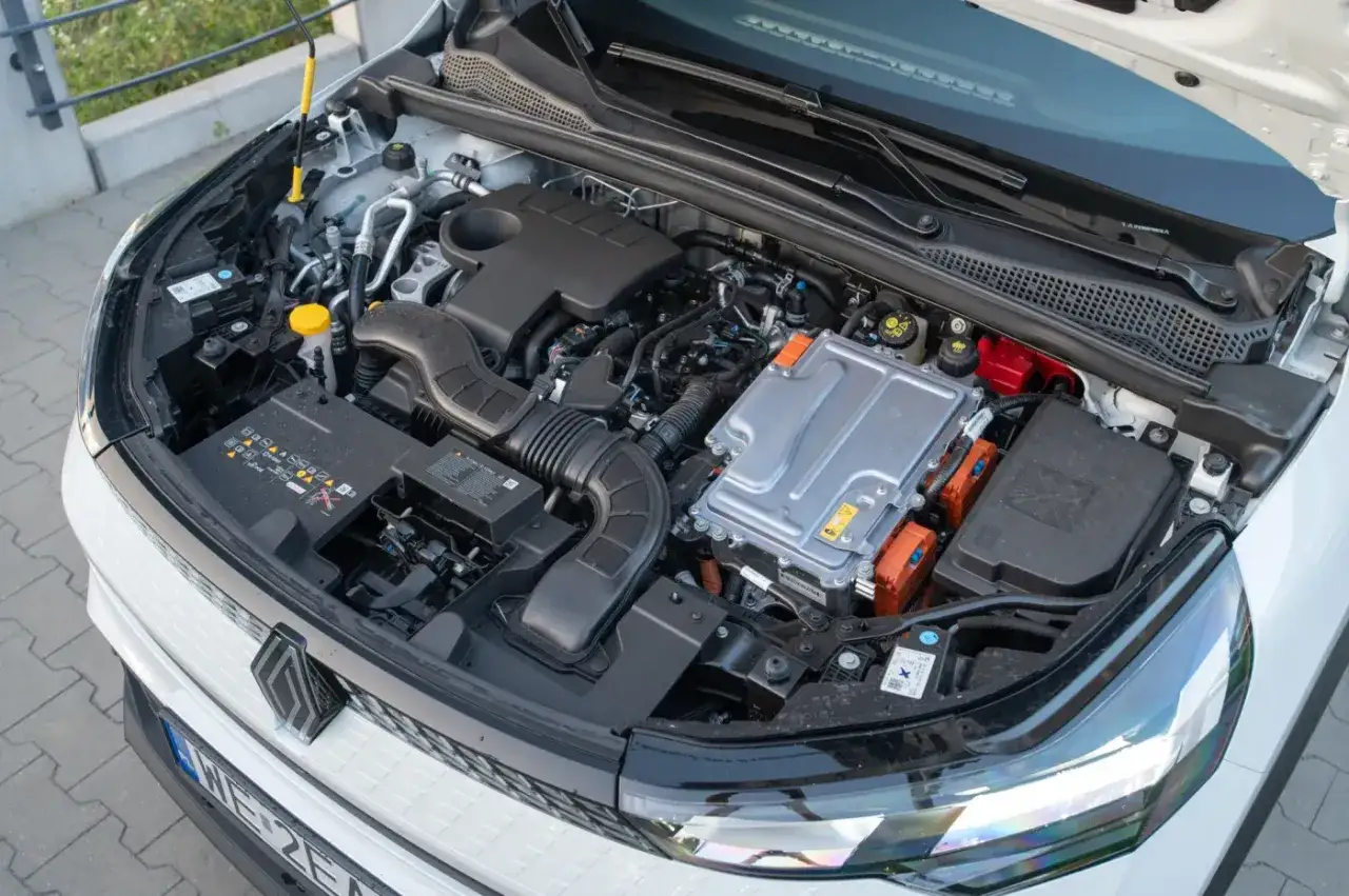 Silnik hybrydowy w Renault Captur 2015. Widoczne elementy układu napędowego, w tym bateria i jednostka sterująca.