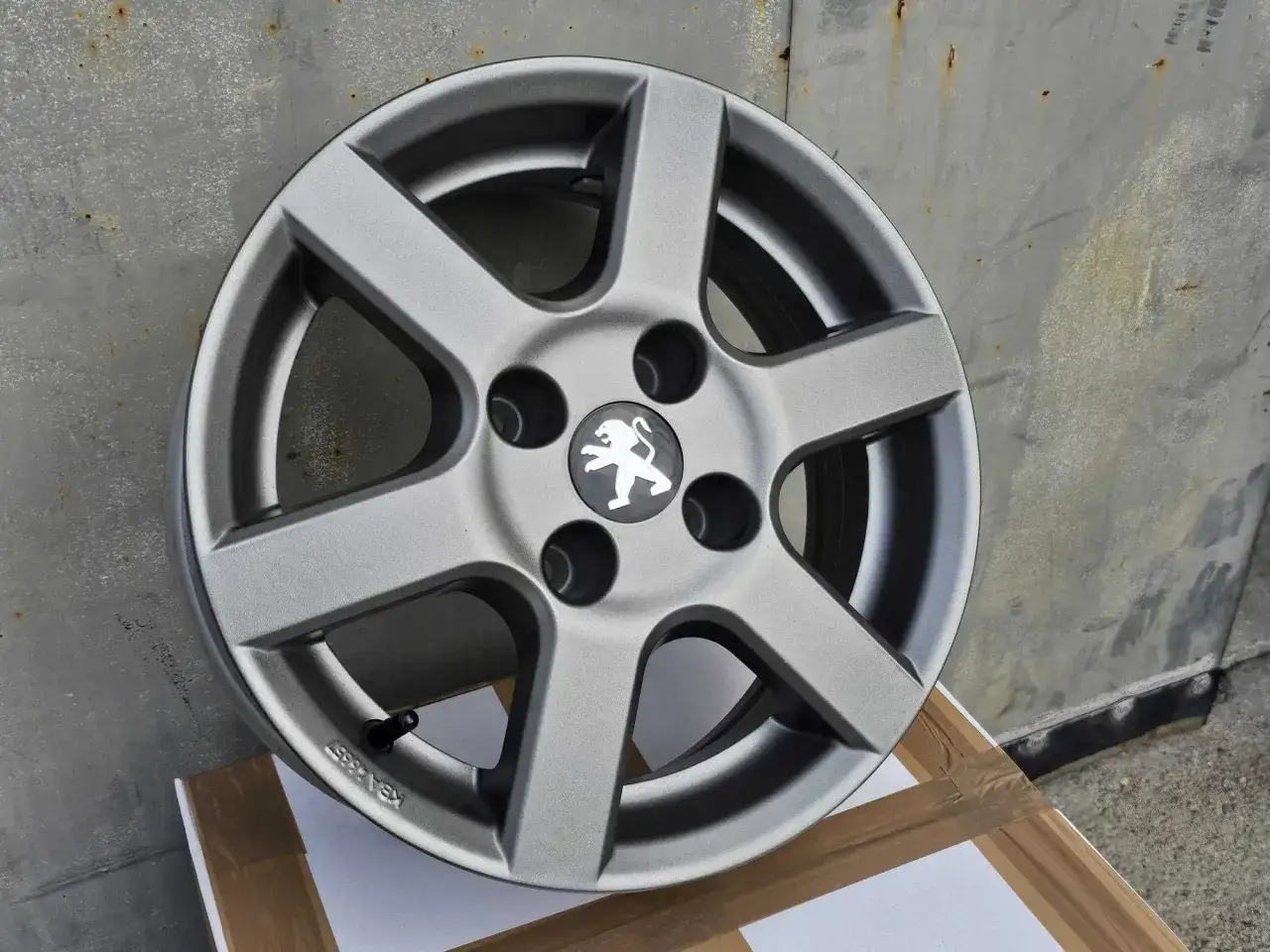 Szara felga aluminiowa Peugeot 206, idealna do wyboru odpowiedniego rozmiaru opon.
