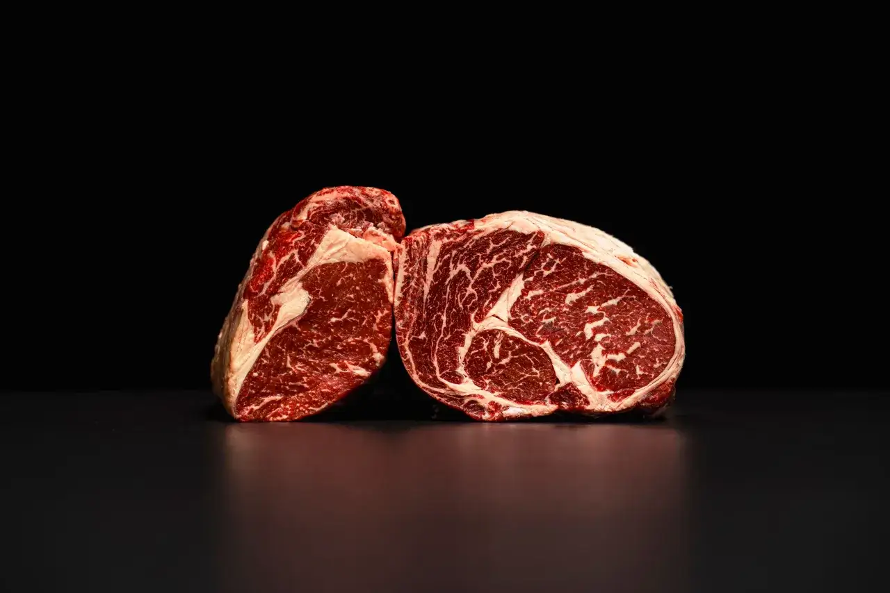 Deux belles pi&egrave;ces de b&oelig;uf Rubia Gallega, marbr&eacute;es et pr&ecirc;tes &agrave; &ecirc;tre d&eacute;gust&eacute;es.