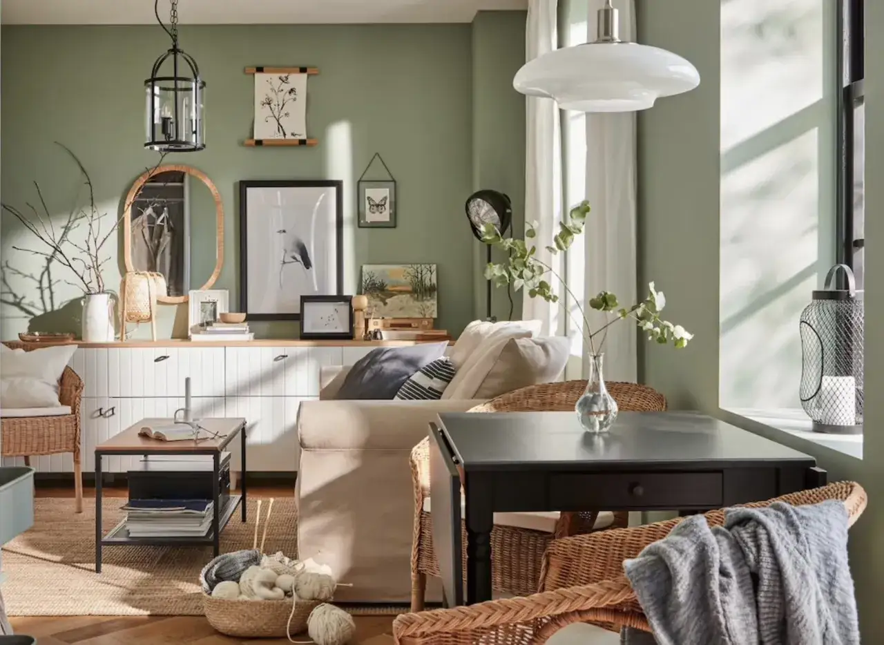 Un salon cosy avec une d&eacute;co derri&egrave;re la t&eacute;l&eacute; : tableaux, miroir, plantes et paniers de laine.