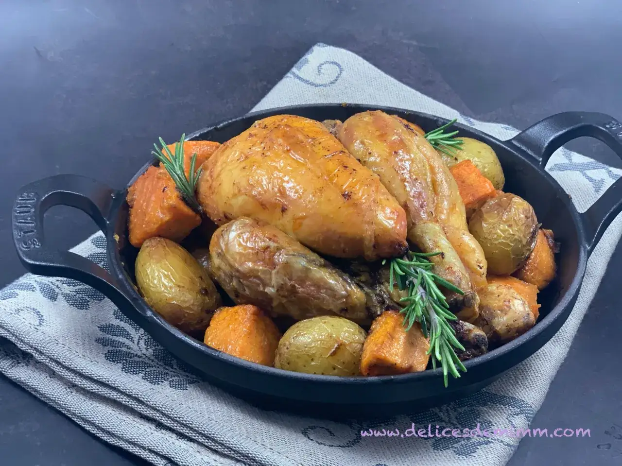 Un coquelet au four dor&eacute; et juteux, entour&eacute; de pommes de terre r&ocirc;ties et de cubes de carottes, garni de romarin frais.