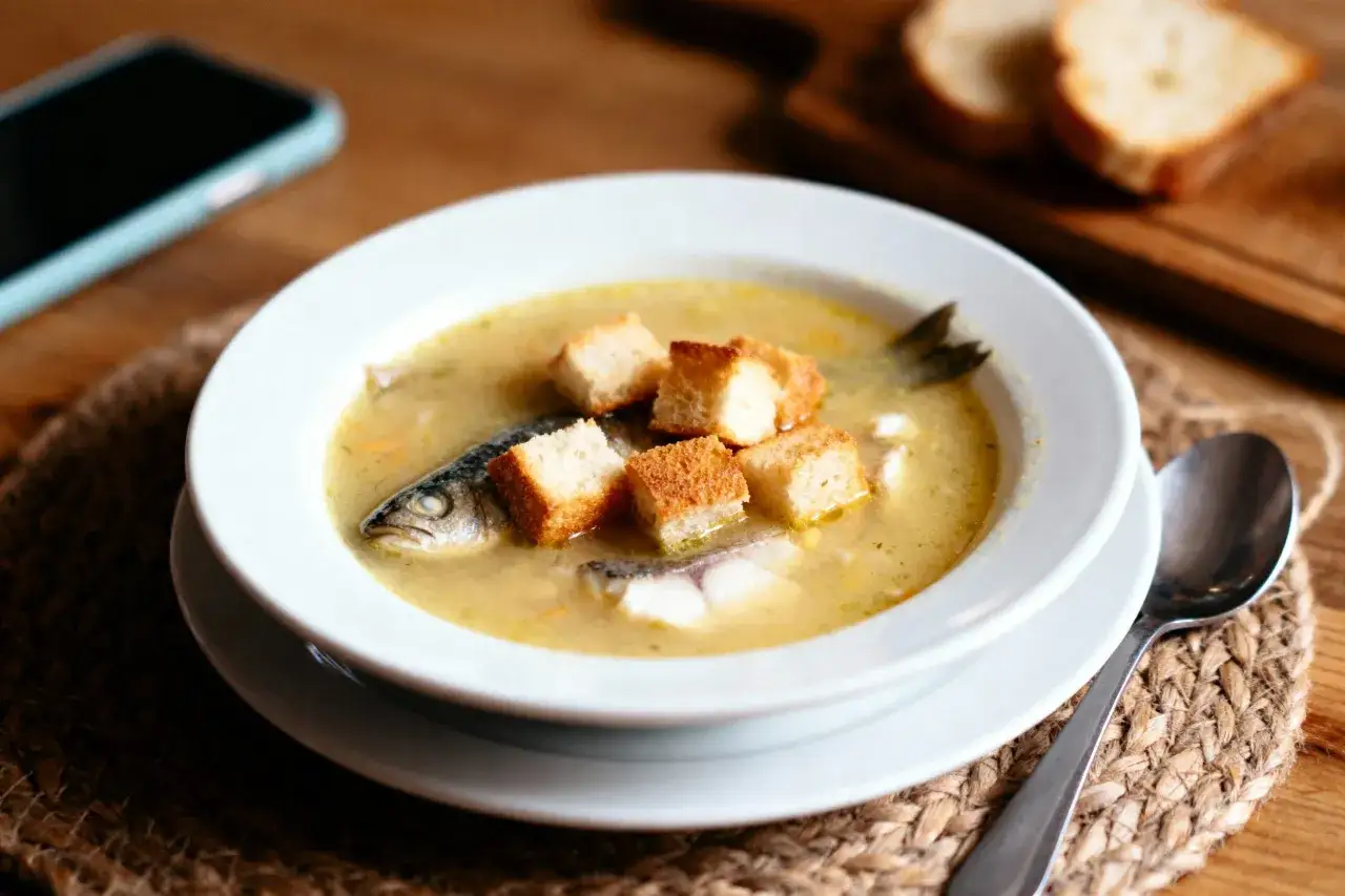 Soupe de poisson avec rouille, croûtons et fromage