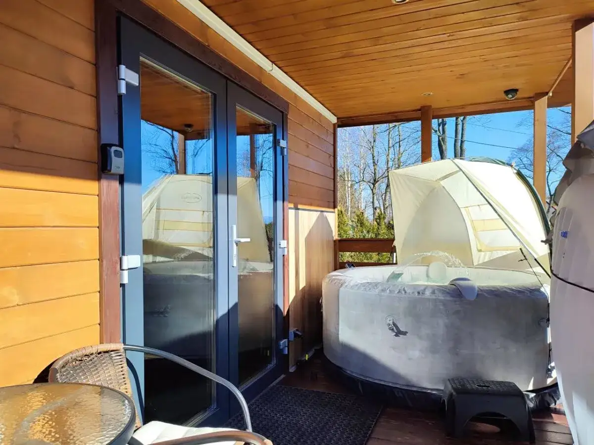 Domek w g&oacute;rach z jacuzzi na tarasie. Idealne miejsce na relaks po dniu pełnym wrażeń.