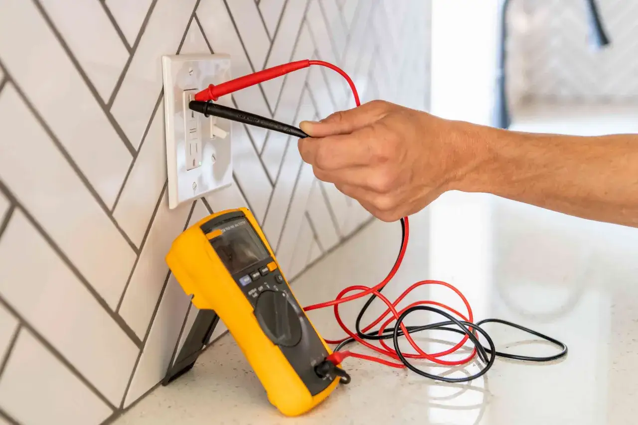 Maintenant, vous savez comment utiliser un voltmètre pour tester une prise électrique. Un multimètre jaune est utilisé.