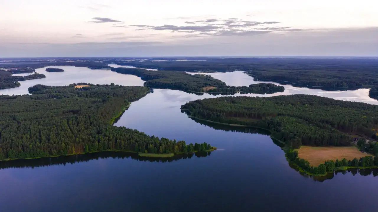 Widok z lotu ptaka na jeziora i lasy, tworzące magiczne miejsca na Kaszubach.