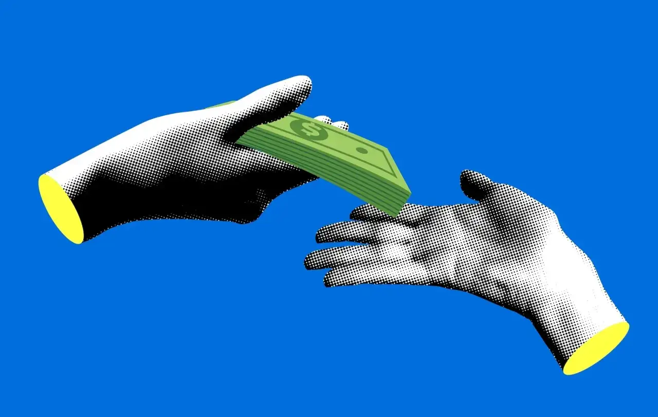 Dwie ręce przekazują sobie plik banknotów. Analiza rynku: dlaczego ogłoszenia o pracę ukrywają widełki płacowe?