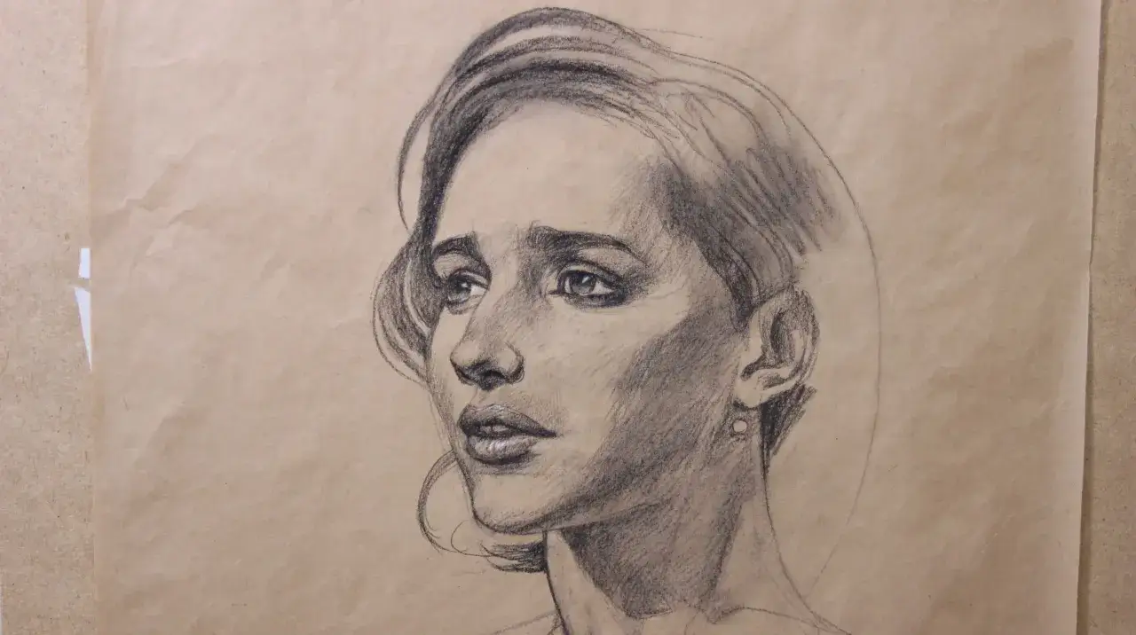 Portret kobiety w profilu, wykonany ołówkiem. Delikatne rysunki twarzy oddają jej zadumany wyraz.