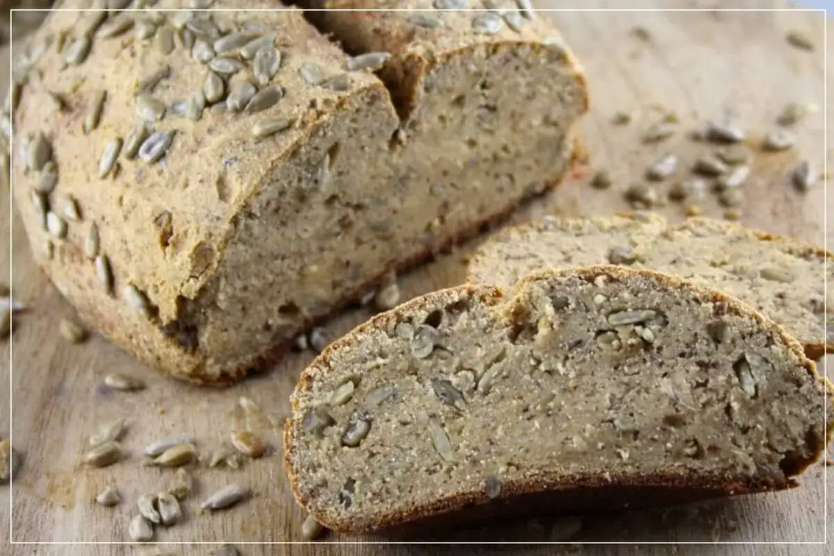Herzhaftes Low Carb Brot mit Sonnenblumenkernen, perfekt für gesunde low carb backrezepte.