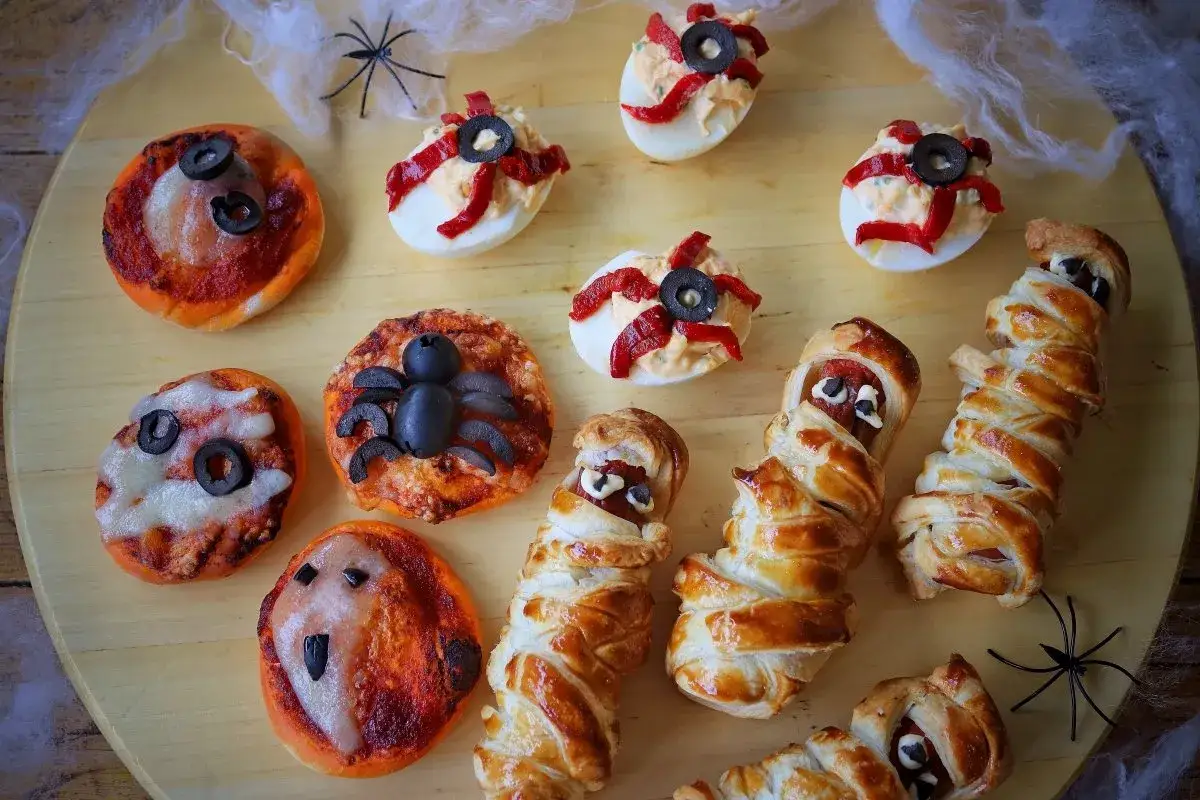 Deliciosas meriendas terror&iacute;ficas: mini pizzas de ara&ntilde;a y fantasma, huevos rellenos de ojos y salchichas momia. &iexcl;Perfectas para Halloween!