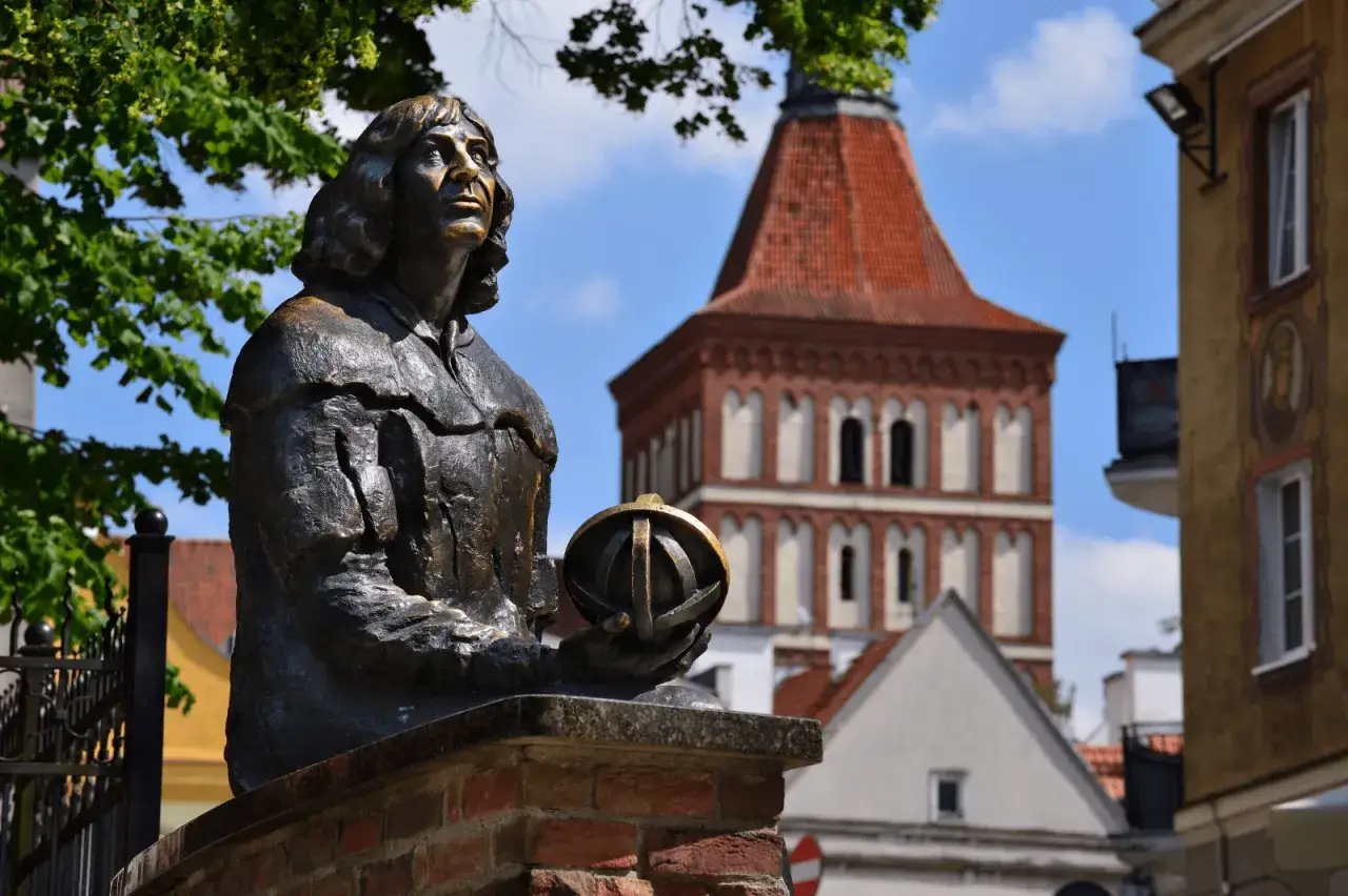 Pomnik Kopernika w Olsztynie. Co zobaczyć w mieście? Warto odwiedzić zamek i podziwiać widok z wieży.