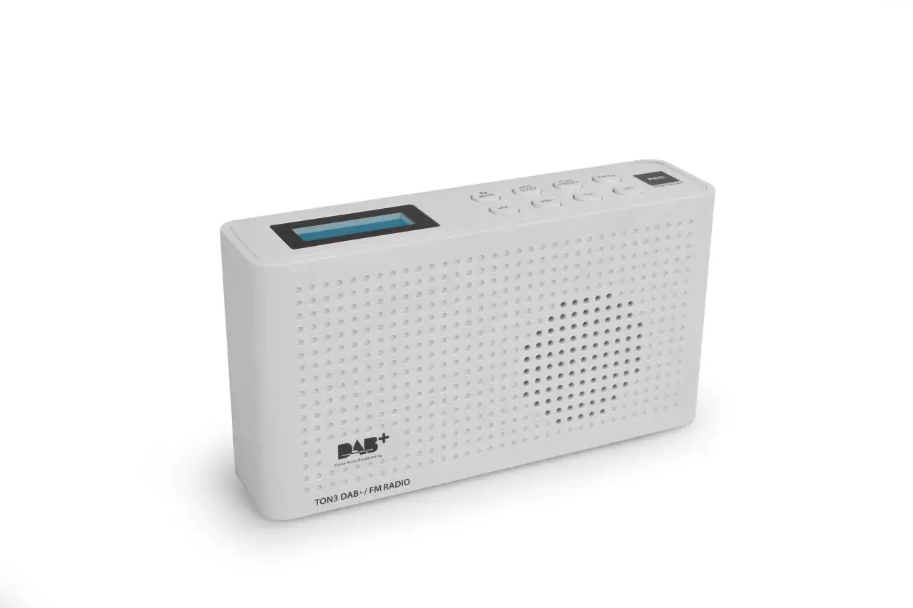 Białe radio TON3 DAB+/FM z wyświetlaczem i przyciskami. Chcesz wiedzieć, co zrobić, żeby radio lepiej odbierało? Sprawdź instrukcję!