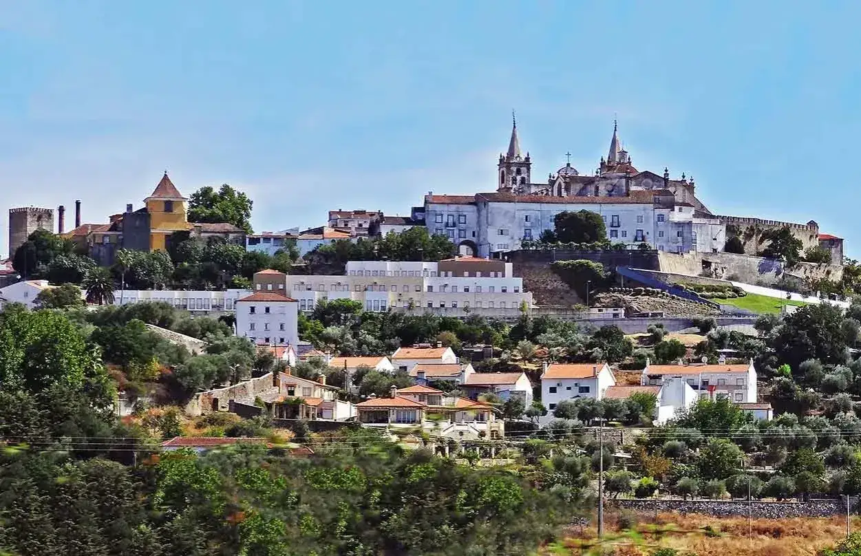 Blick auf die Stadt Portalegre mit ihren historischen Gebäuden, Kirchen und Häusern, die sich an einen Hügel schmiegen.