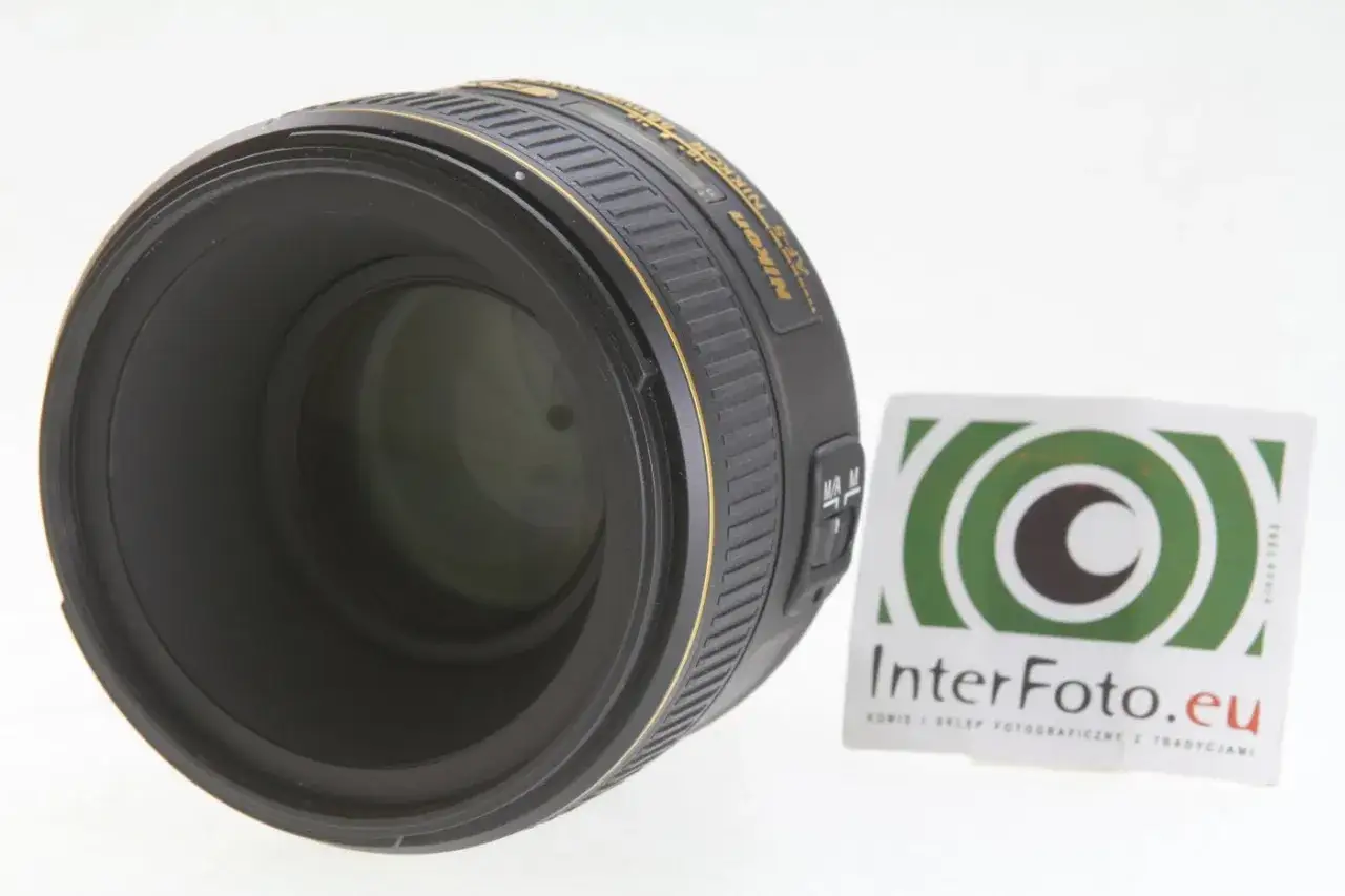 Obiektyw Nikon AF-S. Co to znaczy? To zaawansowany obiektyw z autofokusem, idealny do profesjonalnych zdjęć.
