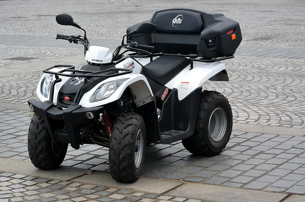 Biały quad Kymco z kufrem, idealny na kategorię B. Gotowy na przygodę!