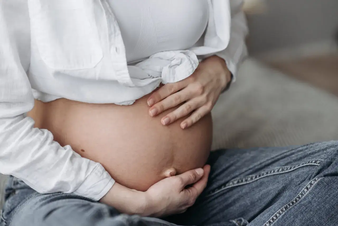 Schwanger, Bauch wird gehalten. Wann treten die ersten vorwehen ab wann auf?