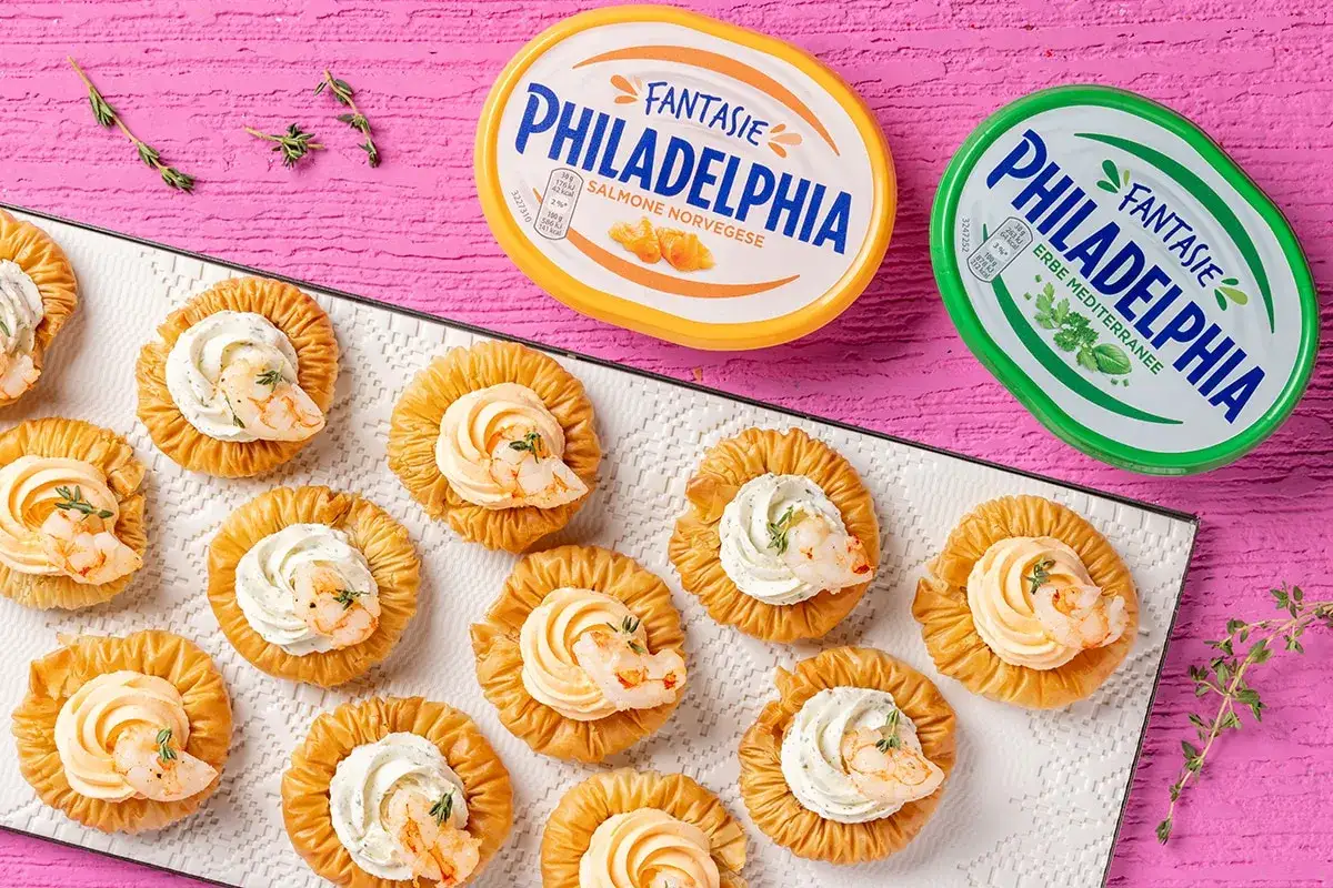 Deliziose tartellette con pasta fillo, ripiene di formaggio Philadelphia e gamberetti. Perfette per antipasti e idee per ricette con pasta fillo.