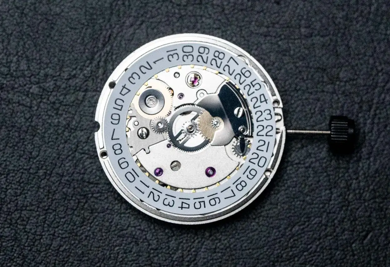 Dettaglio del movimento sellita sw200 con ingranaggi e disco data.
