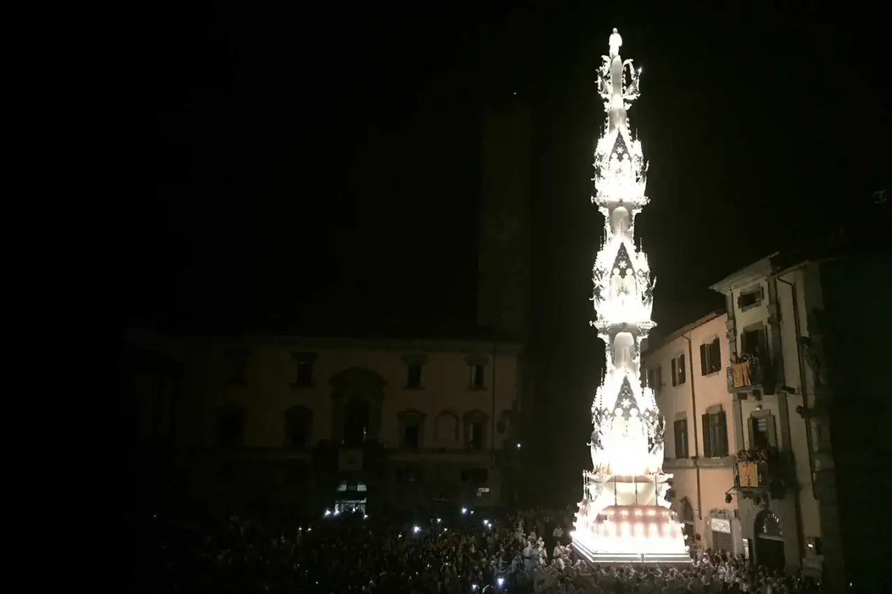 La macchina di Santa Rosa, illuminata, sfila tra la folla. Un evento suggestivo nella notte.
