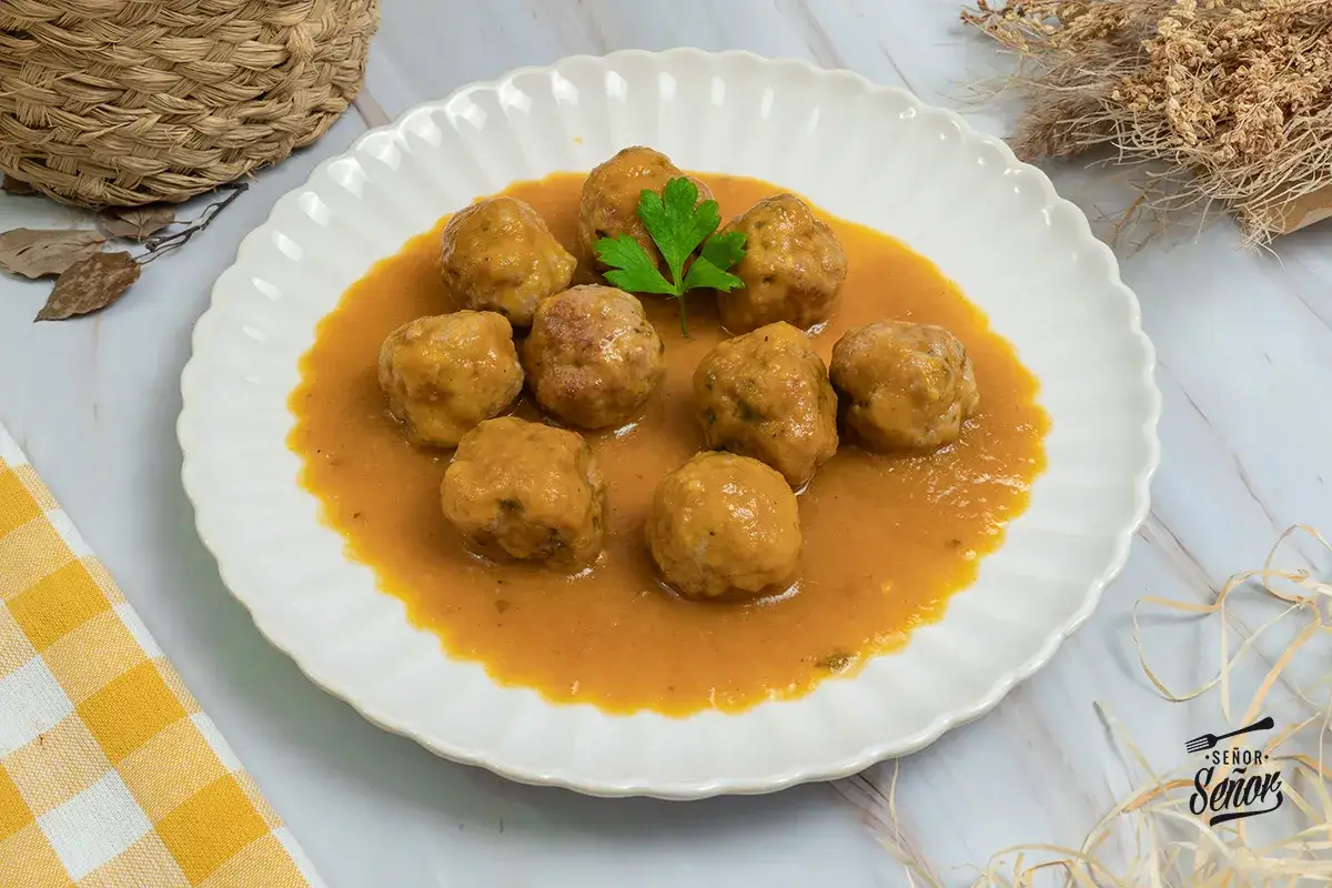 Plato de alb&oacute;ndigas caseras en salsa, perfectas para tu pr&oacute;xima receta.