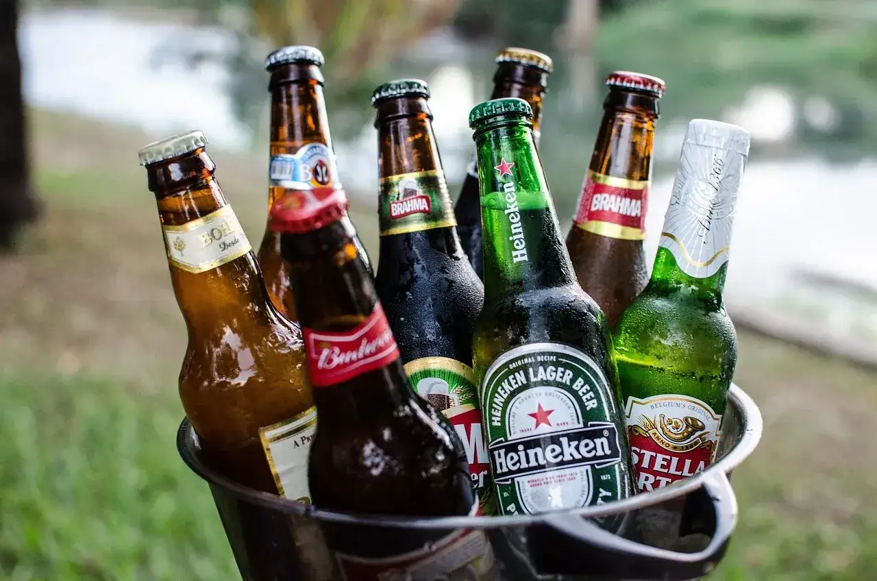Wiadro pełne schłodzonego piwa, idealne na relaks. Wśr&oacute;d nich Heineken, Stella Artois, Brahma i inne.
