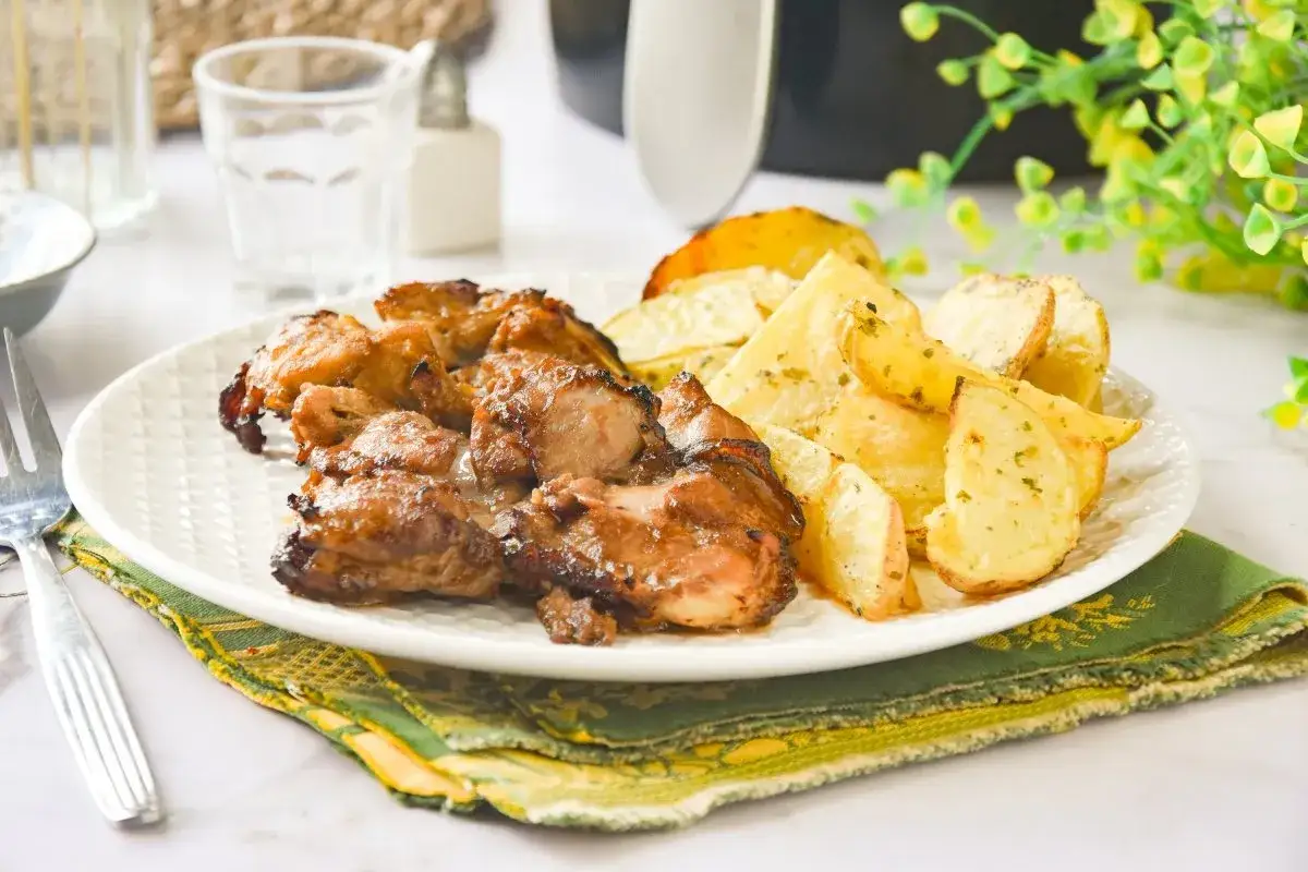 Sabrosos contramuslos de pollo jugosos y dorados, acompa&ntilde;ados de patatas asadas con hierbas. Un plato perfecto para disfrutar.