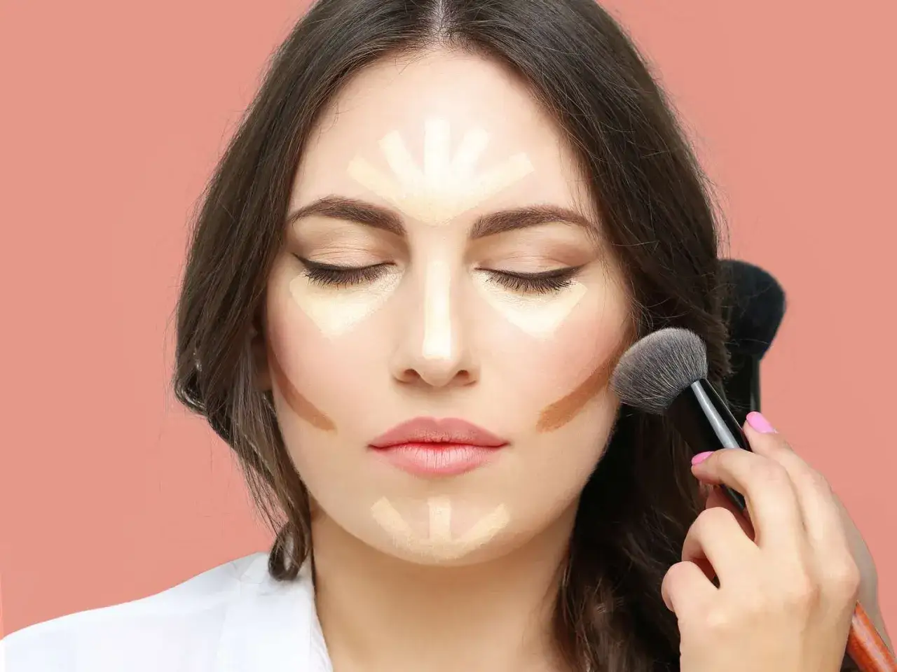 Mujer con maquillaje de **contouring cara** aplicado, creando sombras y luces para definir sus rasgos.