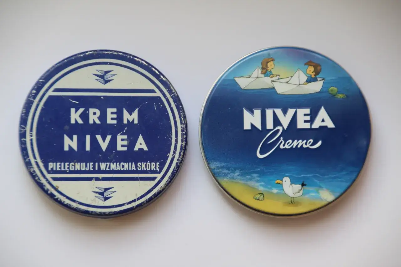 Dwa okrągłe opakowania kremu Nivea. Jedno z napisem 