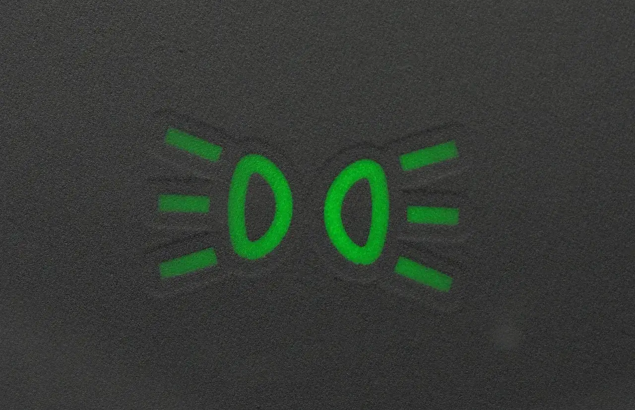 Zielony symbol świateł mijania na desce rozdzielczej.