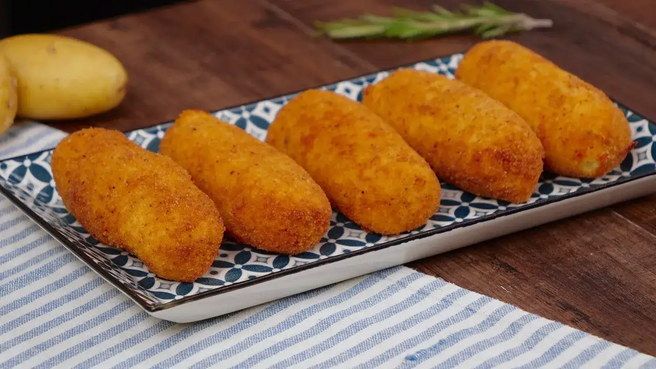 Crocchette di patate ricetta: dorate e croccanti, pronte per essere gustate. Perfette per un aperitivo o un contorno sfizioso.
