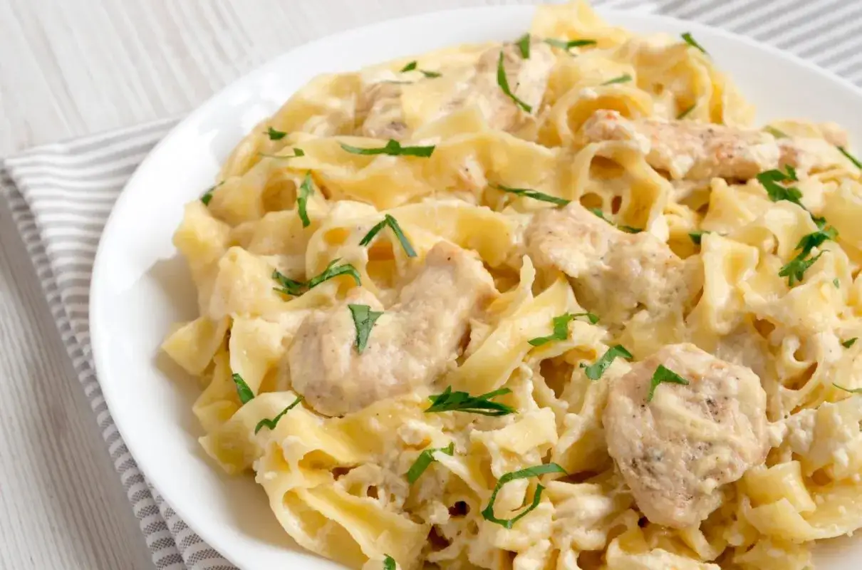 Pyszne Fettuccine Alfredo z kurczakiem, idealne na szybki obiad. Ten przepis na Fettuccine Alfredo jest prosty i satysfakcjonujący.