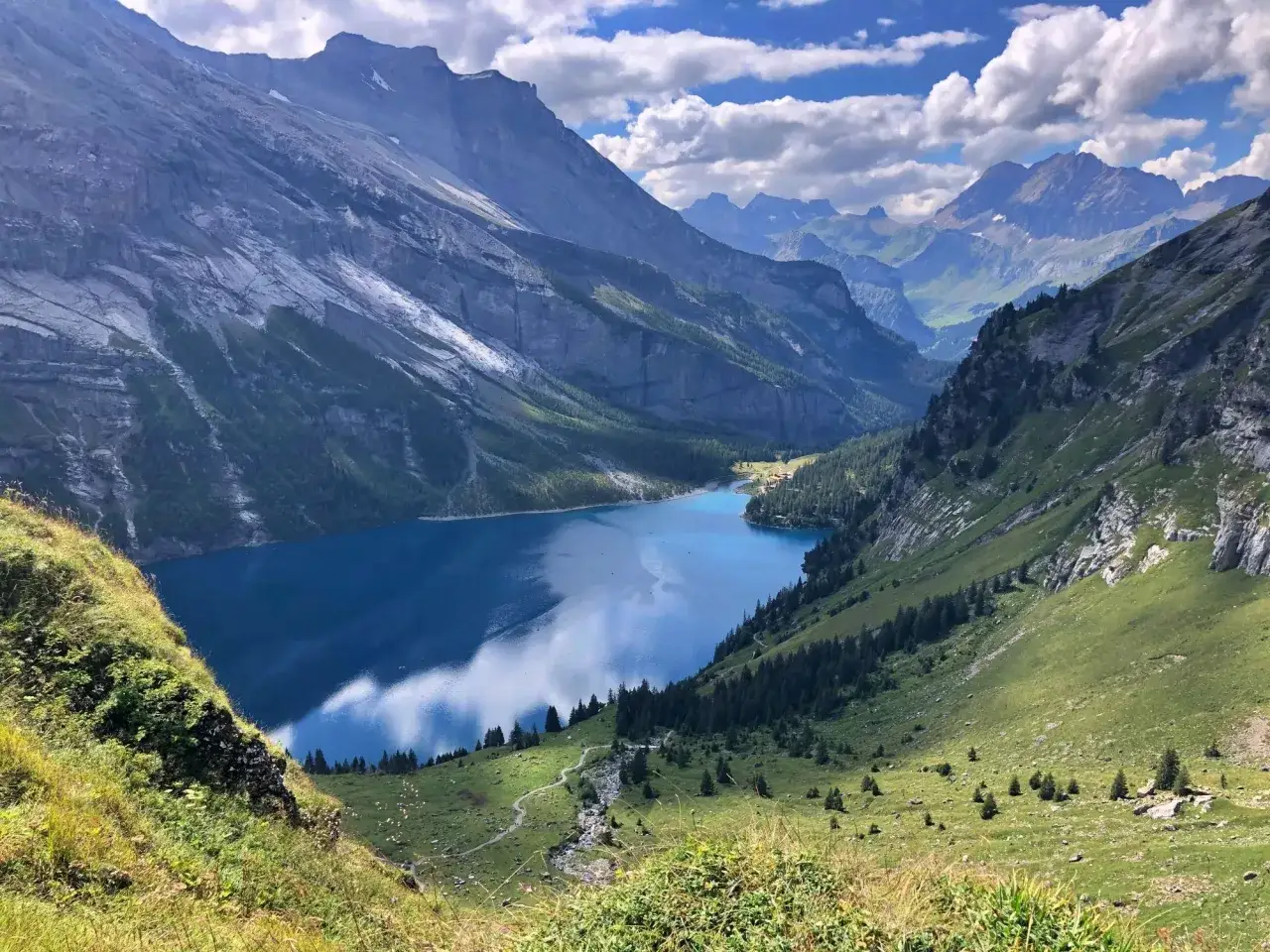 Jezioro Oeschinen turkusowa woda