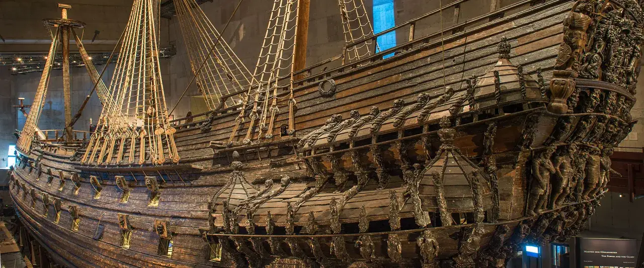 Vasa-skeppet i Wasa museet, med sina detaljerade träsniderier och rigg, vittnar om svensk stormaktstid.