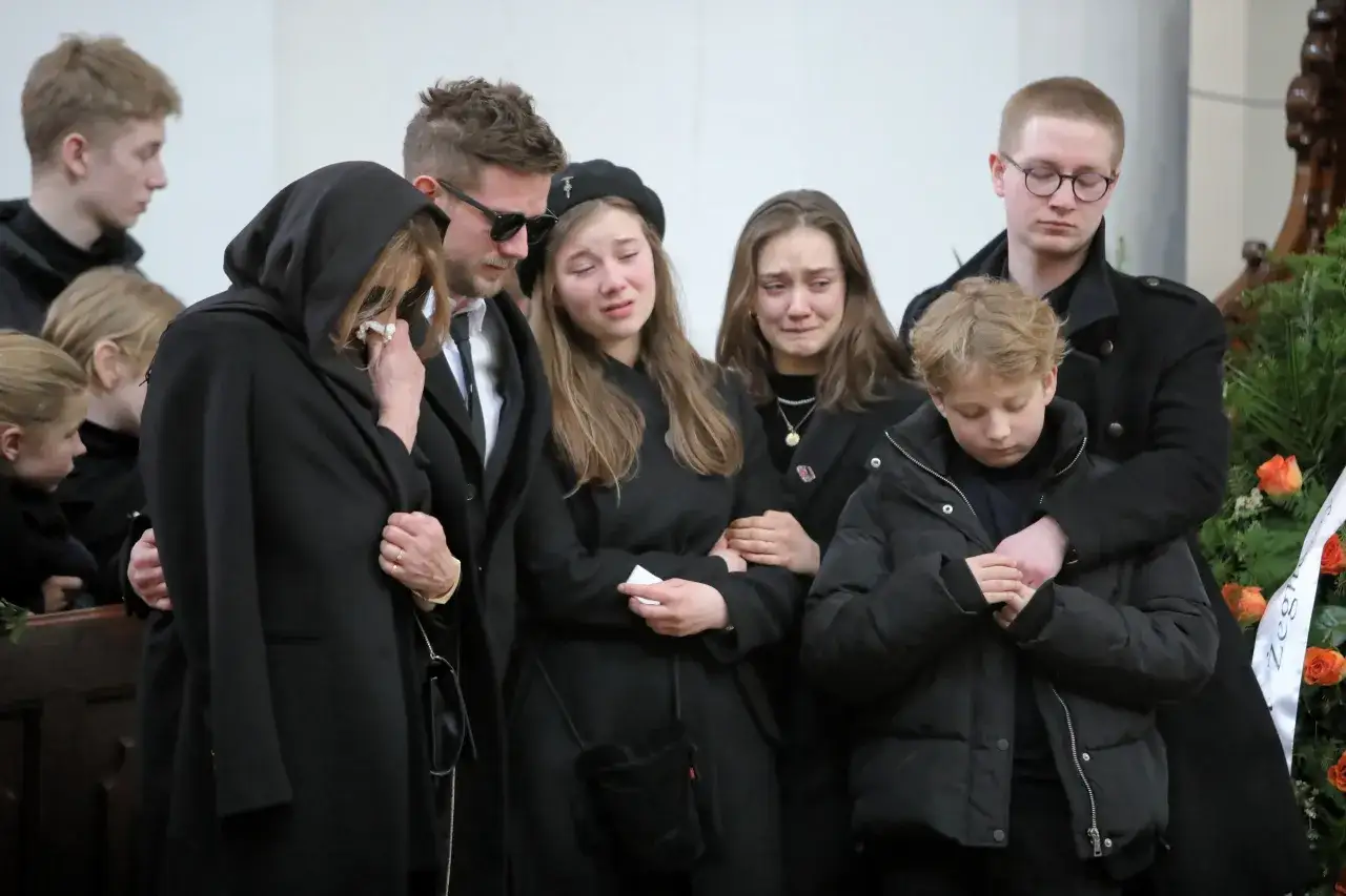 Smutek na twarzach dzieci Pawła Królikowskiego. Rodzina w żałobie, otulona czernią, wspiera się nawzajem w trudnym momencie.