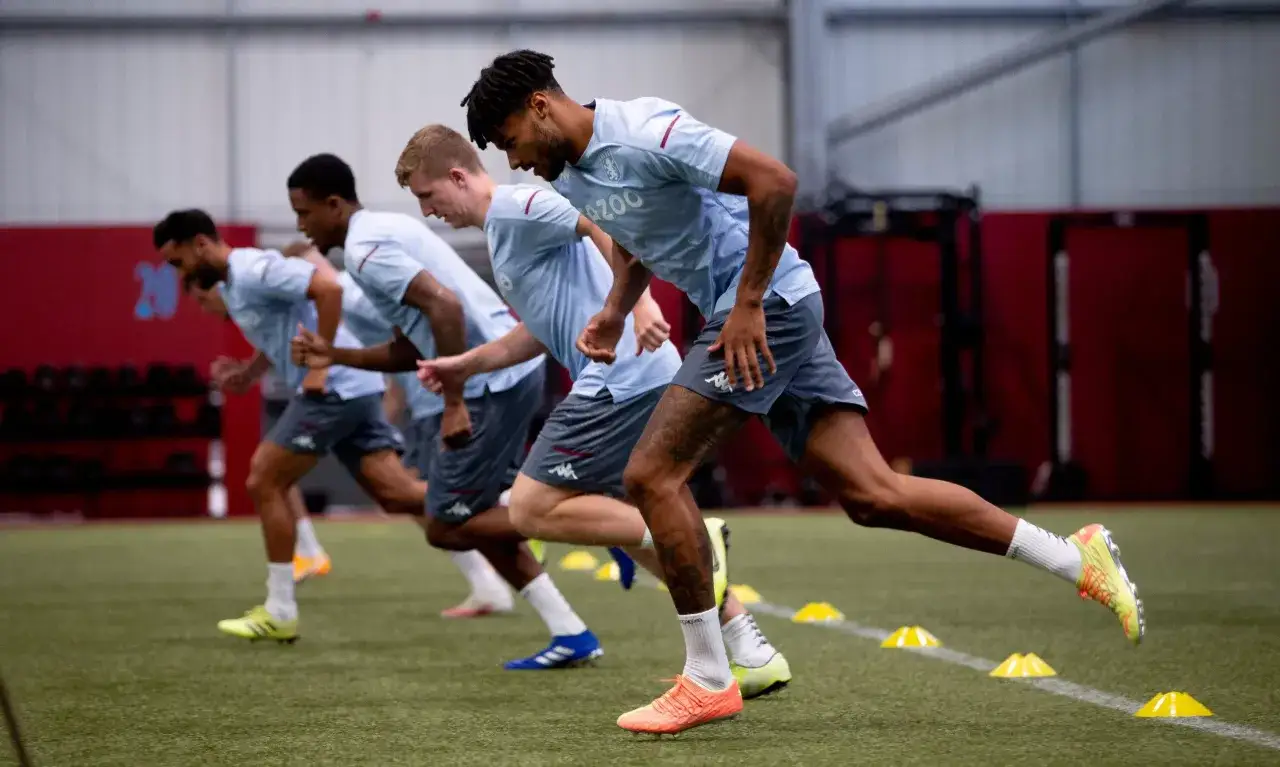 Fußballer absolvieren einen Sprint-Parcours. Der piep test ist im vollen Gange, jeder gibt sein Bestes.