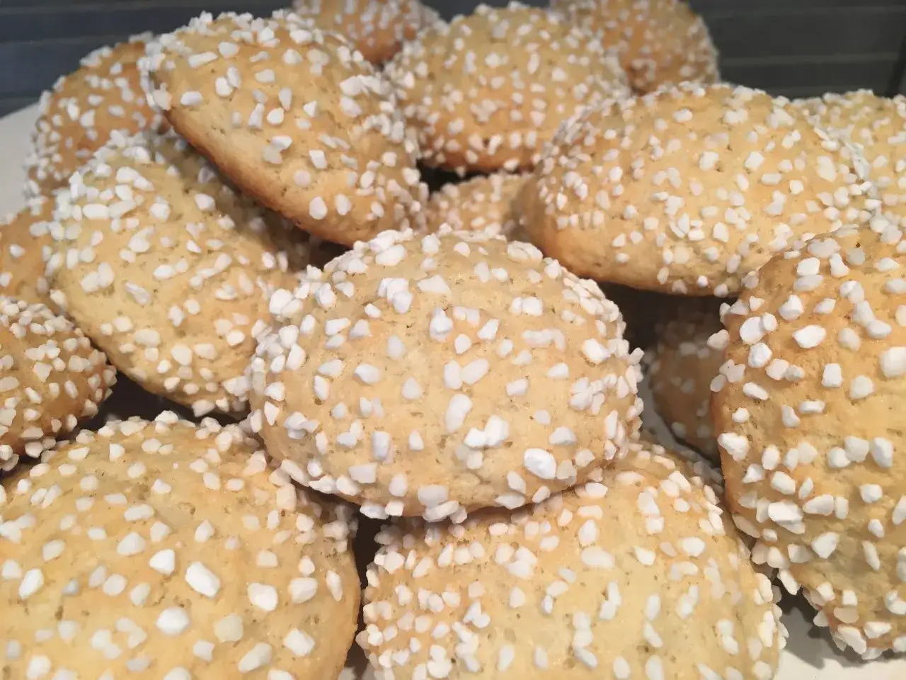 En h&ouml;g med gammaldags mandelkubb, gyllene och toppade med p&auml;rlsocker. Perfekta till fikat!
