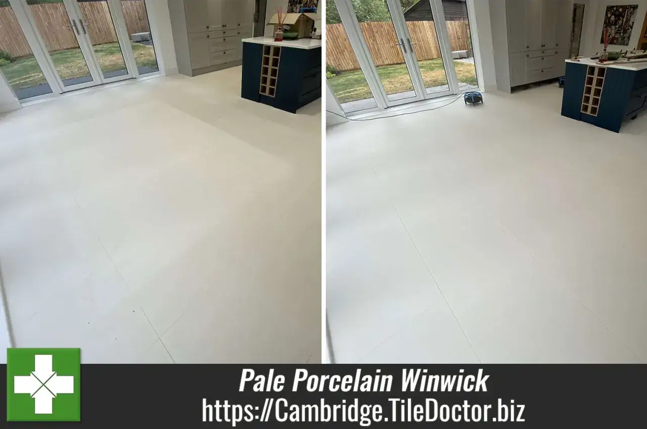 Avant/après : nettoyage de laitance sur carrelage clair. Le sol est transformé, brillant et impeccable.