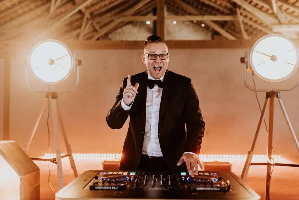 DJ na weselu grający muzykę z konsoli