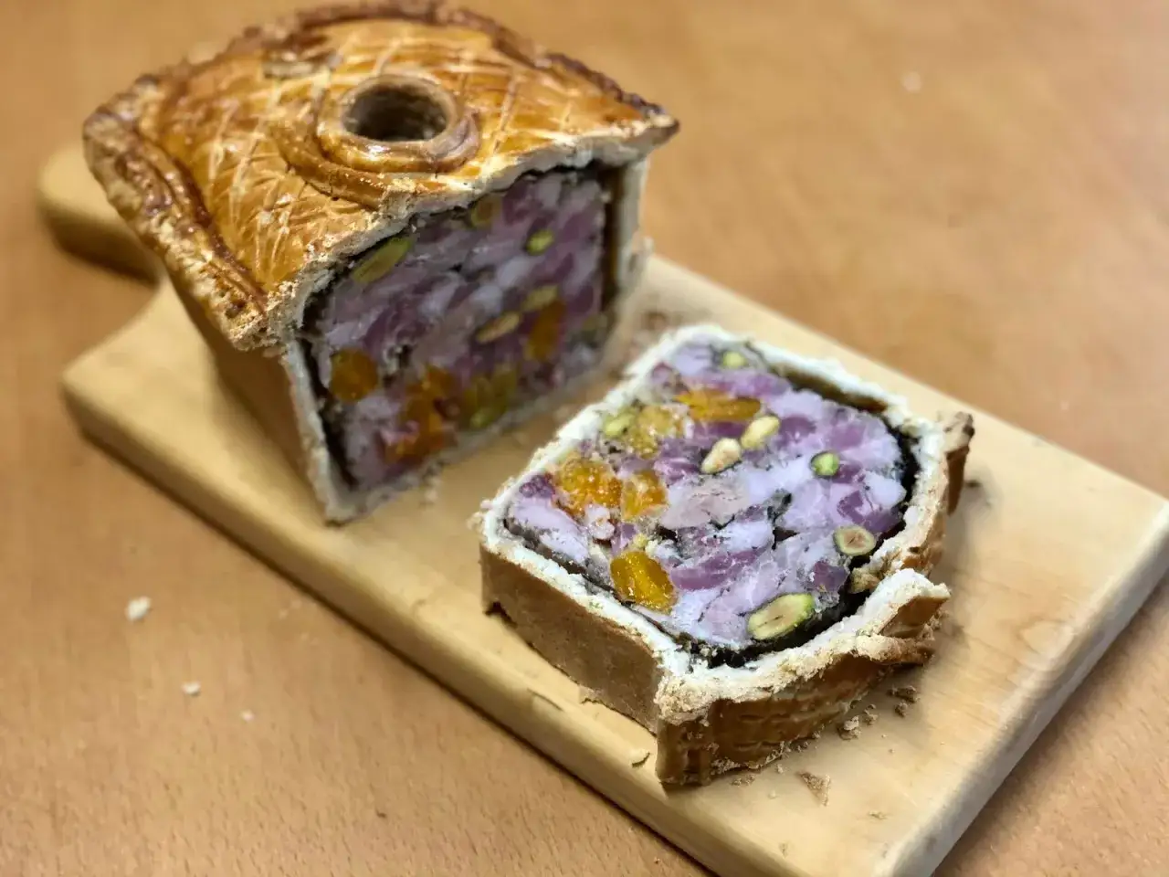 P&acirc;t&eacute; en cro&ucirc;te receta: un trozo de pastel de carne con pistachos y frutos secos, listo para servir.