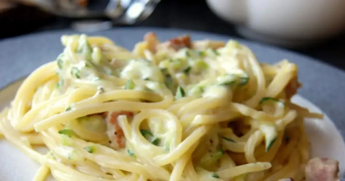 Gotowa carbonara z cukinią na talerzu