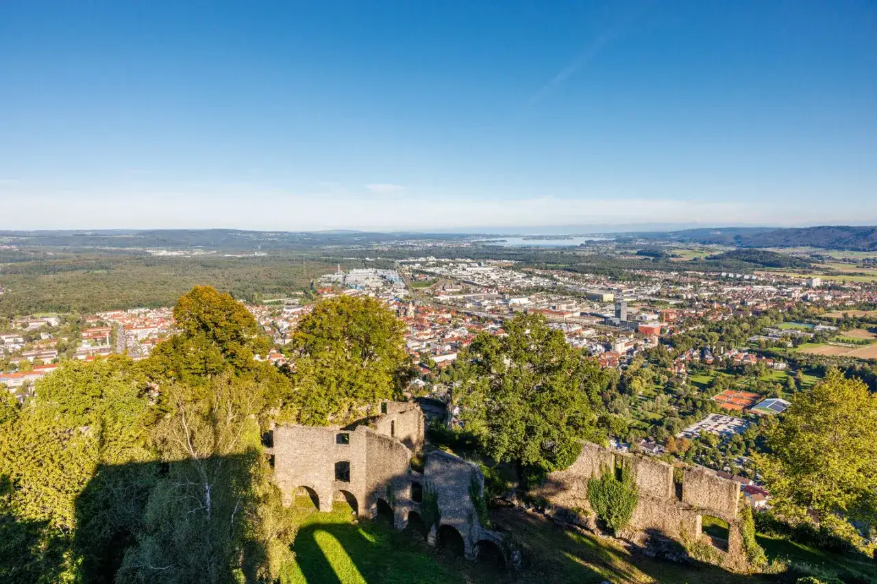 Ruinen einer Burg in Singen, Deutschland, mit Blick auf die Stadt und den Bodensee.