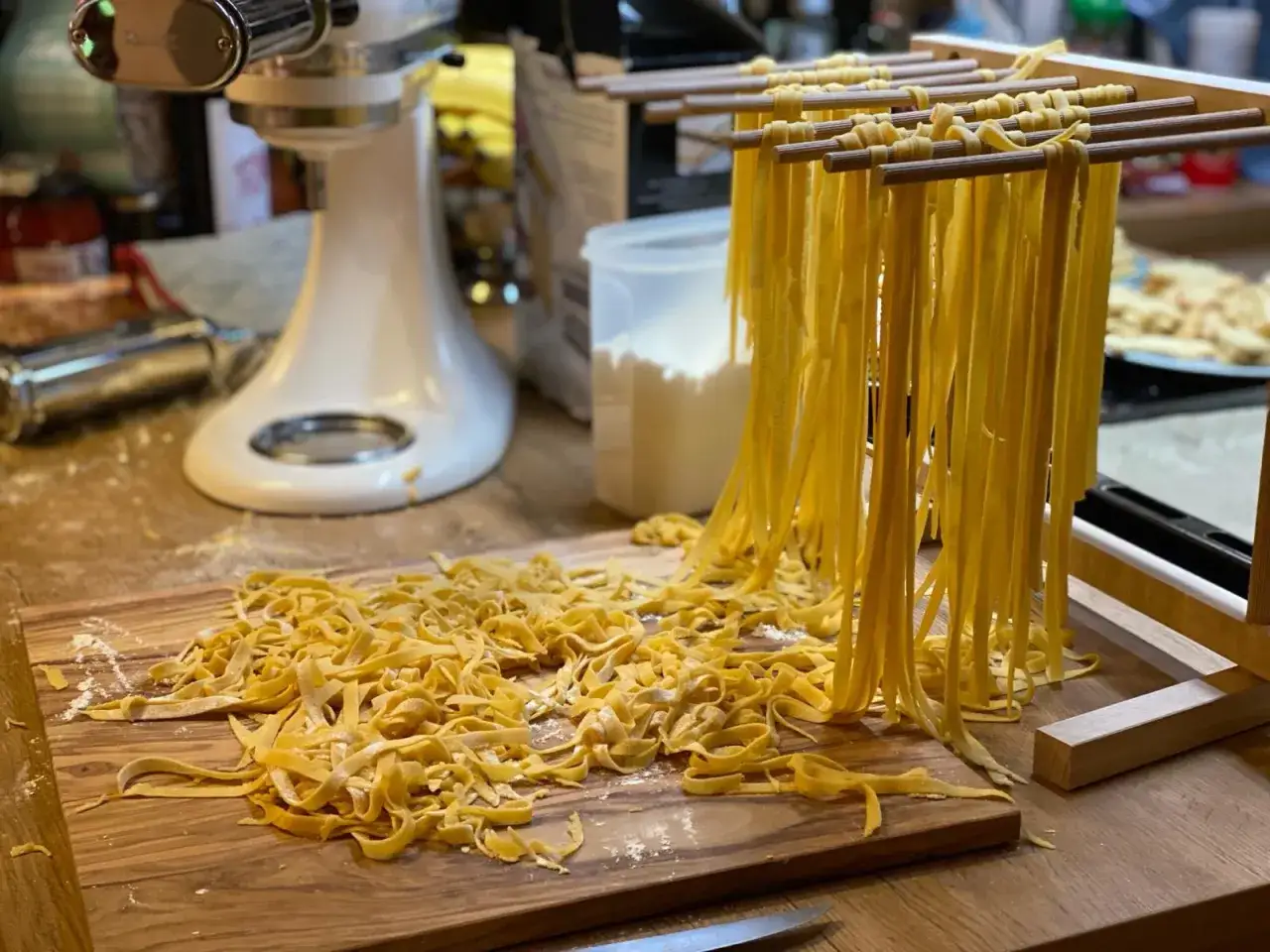 Frisch gemachte Tagliatelle hängen zum Trocknen. Ein klassisches pastateig rezept original italienisch, bereit für eine köstliche Mahlzeit.