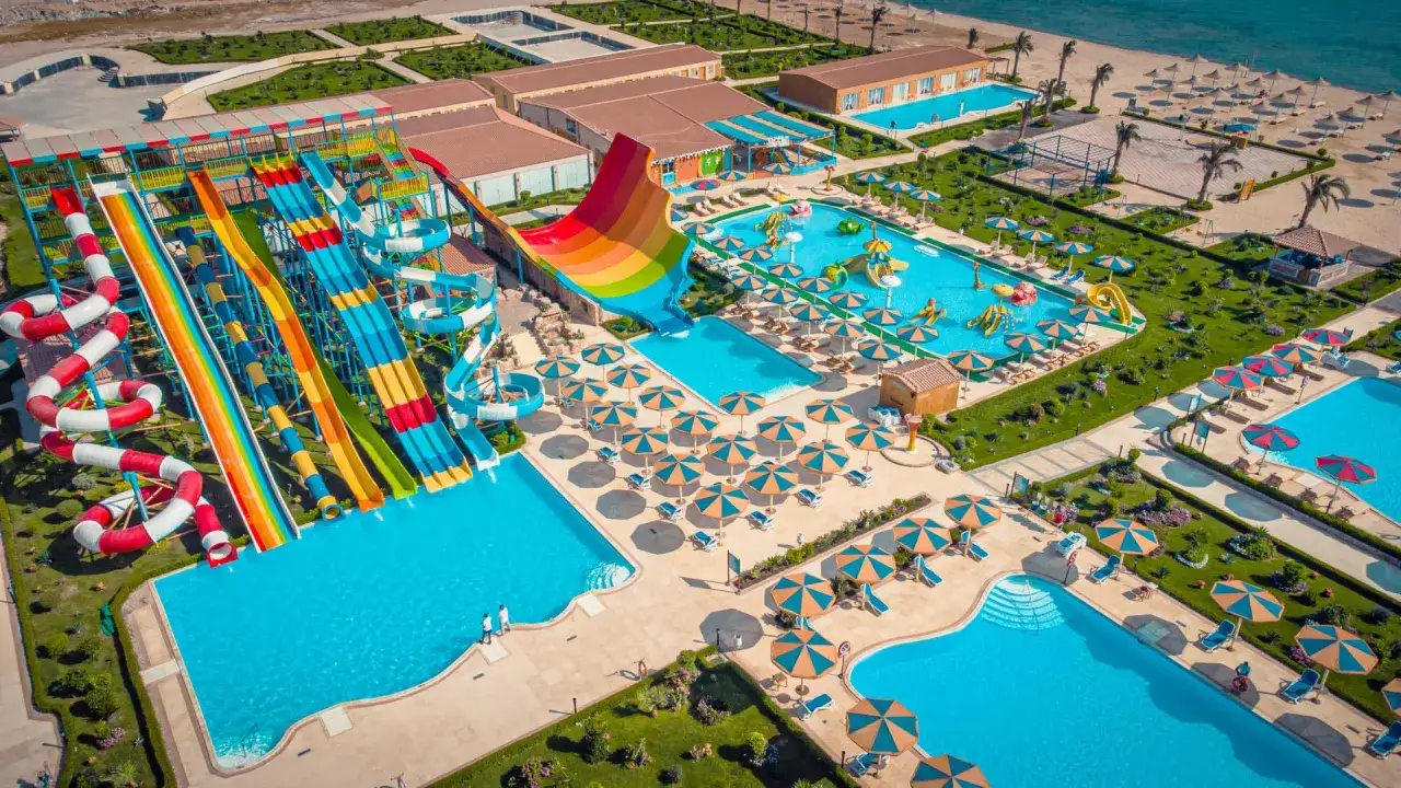 Wodne zjeżdżalnie i baseny w resorcie. Wiele atrakcji dla rodzin, idealne miejsce na wakacje. hawaii paradise aqua park resort opinie.