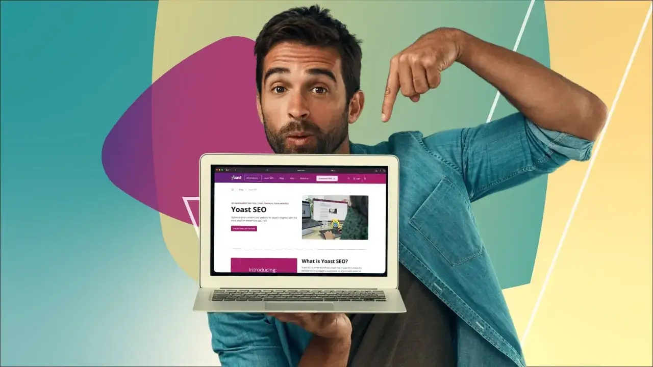 Un homme présente un ordinateur portable affichant le site de Yoast SEO, un outil pour le meilleur blog.