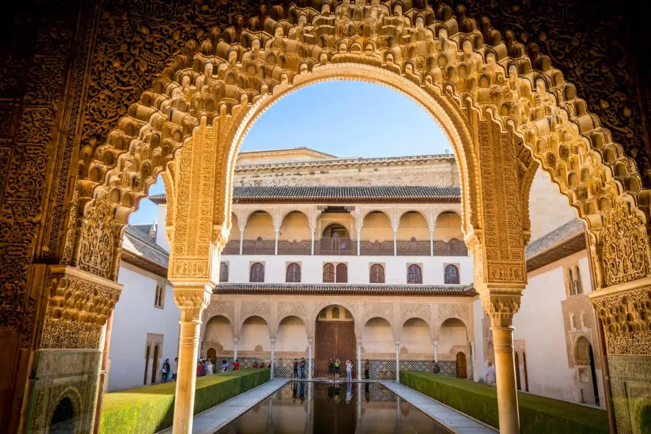 Prachtvoller Innenhof der Alhambra, ein Zeugnis der arabischen Pr&auml;senz in Spanien im Mittelalter.