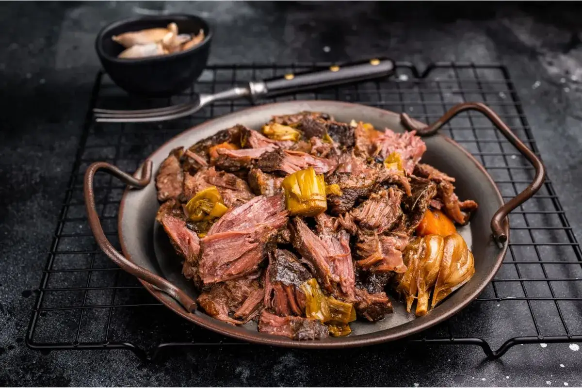 Joue de b&oelig;uf effiloch&eacute;e, tendre et savoureuse, servie avec des l&eacute;gumes fondants. Un plat r&eacute;confortant pr&ecirc;t &agrave; &ecirc;tre d&eacute;gust&eacute;.