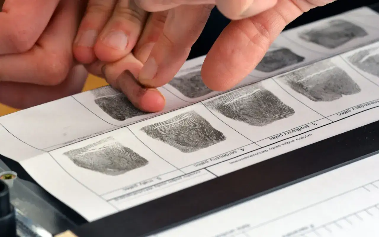 Kiedy policja pobiera odciski palców, każdy ślad jest unikalny.