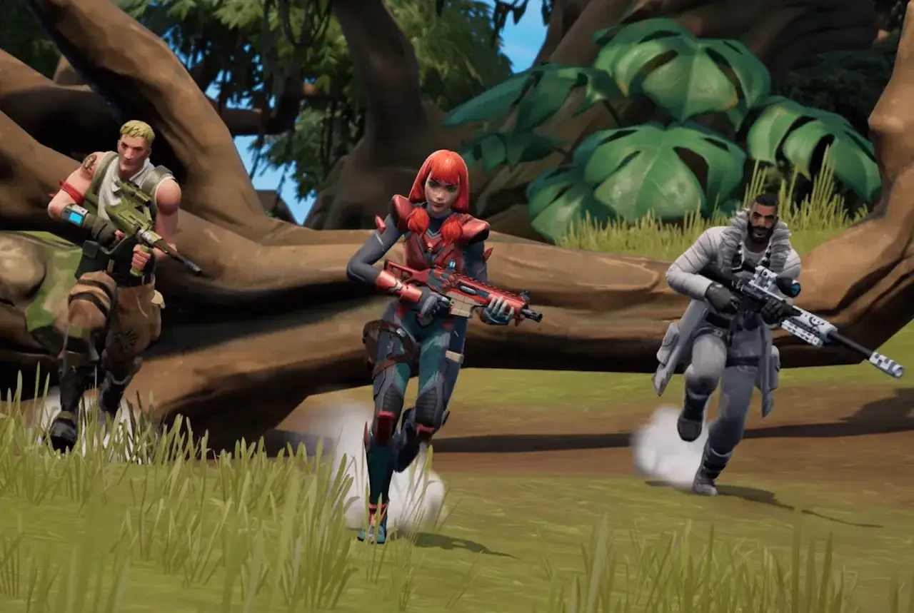 Tres jugadores corren en un bosque, listos para la acción. ¡Descubre trucos para Fortnite y domina el campo de batalla!