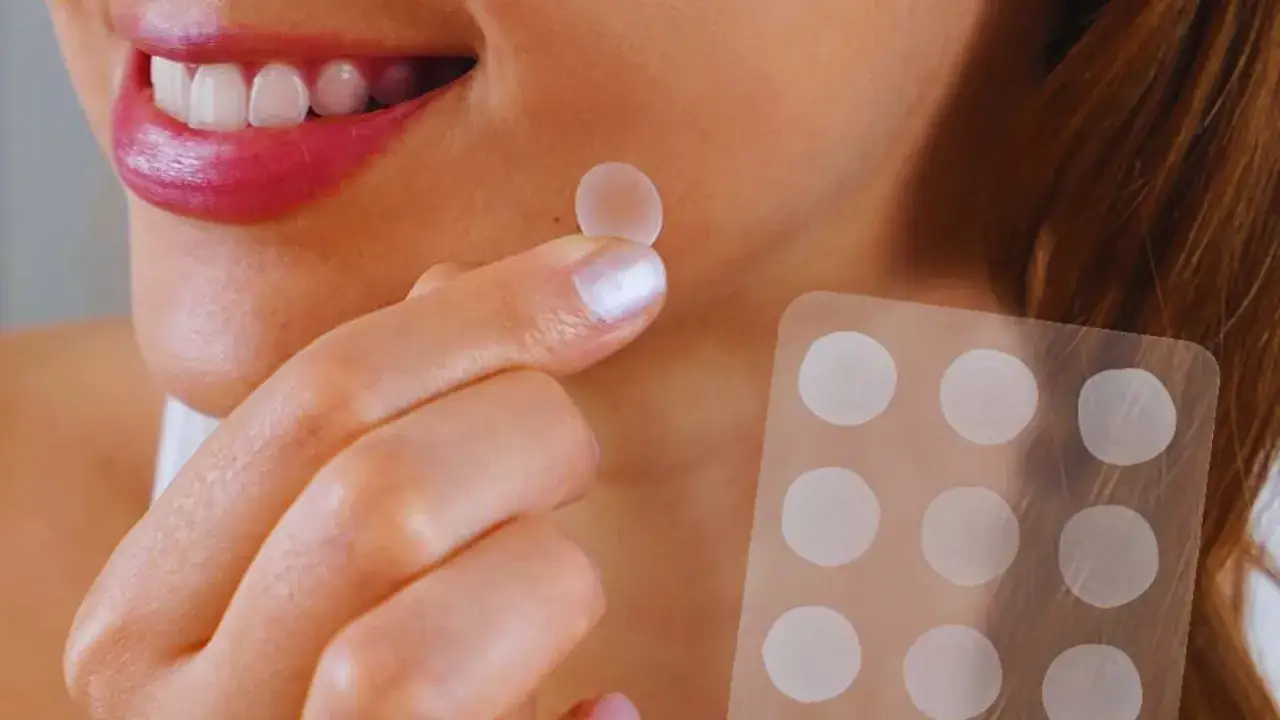 Une femme applique un patch boutons sur sa peau. Une feuille de patchs est visible à côté.