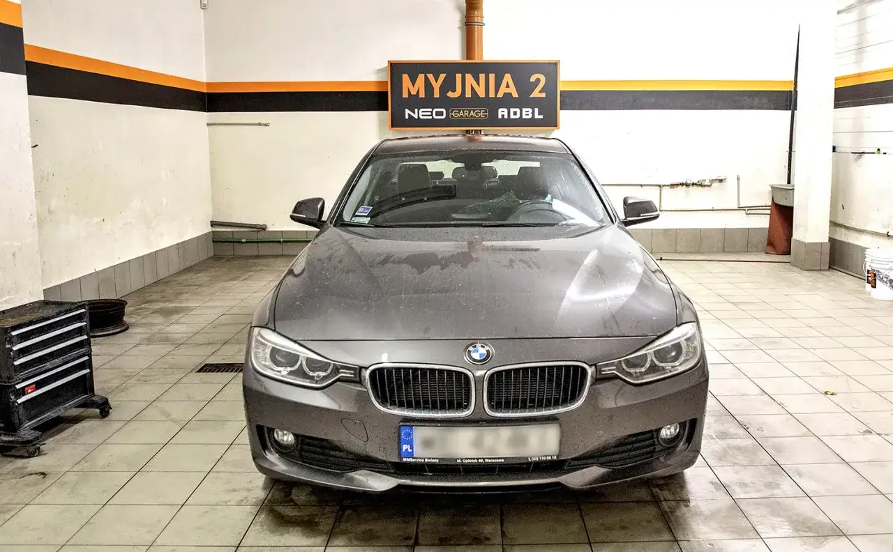 Szary BMW czeka na mycie w warsztacie samoobsługowym Warszawa.
